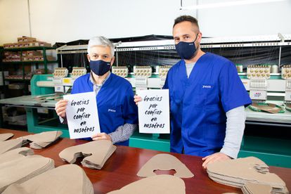 En sus fábricas se conjuga la técnica tradicional de la artesanía zapatera y la innovación más vanguardista. Muchos de sus trabajadores cuentan con más de 40 años de experiencia.