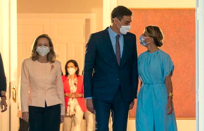 Nadia Calviño, Pedro Sánchez y la nueva vicepresidenta segunda, Yolanda Díaz.