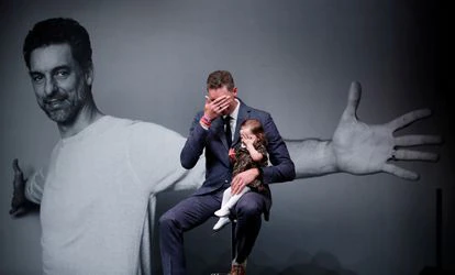 Gasol, con su hija en la rueda de prensa sobre su retirada.


