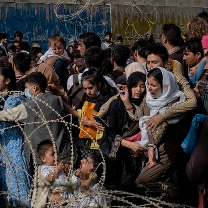 20 agosto 2021 - Ciudadanos afganos se agolpan en los alrededores del aeropuerto internacional de Kabul, convertido en una ratonera, en un intento desesperado de salir de Afganistán. Miles de personas desesperadas por dejar el país se agolpan en las puertas del aeródromo, que controlan los soldados estadounidenses