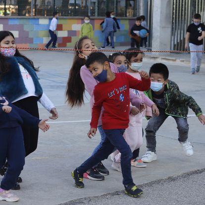 25-10-2021. Terrassa. Ninos con mascarilla en los patios del colegio Aura. © Foto: Cristóbal Castro.