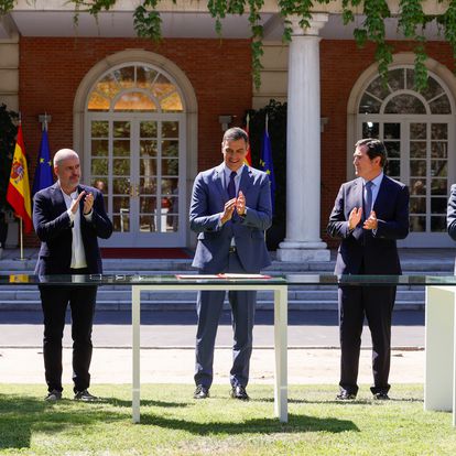 ESPAÑA PENSIONES:MADRID, 01/07/2021.- El presidente del Gobierno, Pedro Sánchez (c), el presidente de la CEOE, Antonio Garamendi (2d), el secretario general de UGT, José María Álvarez Suárez (i), el secretario general de CCOO, Unai Sordo (2i), y el vicepresidente de CEPYME, Santiago Aparicio (d), durante la firma del acuerdo para la reforma de las pensiones este jueves en el palacio de la Moncloa en Madrid. EFE/ Ballesteros