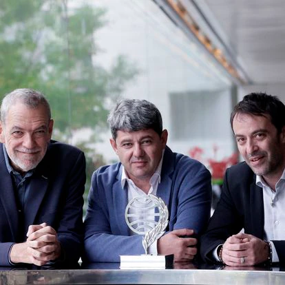 BARCELONA, 16/10/2021.- El trío de escritores y guionistas Jorge Díaz (i), Antonio Mercero (c) y Agustín Martínez (d), que hasta anoche, cuando ganaron el Premio Planeta, se ocultaban tras el seudónimo de Carmen Mola, posan para la entrevista con la agencia Efe en la que consideran que "la creación colectiva no está tan valorada en la literatura" como en otras artes. EFE/Quique Garcia