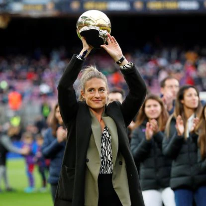 BARCELONA, 04/12/2021.- La jugadora del FC Barcelona Alexia Putellas, levanta el Balón de Oro Femenino que ganó antes del partido de Liga que FC Barcelona y Betis disputan este sábado en el estadio Camp Nou de Barcelona. EFE/ Alejandro Garcia