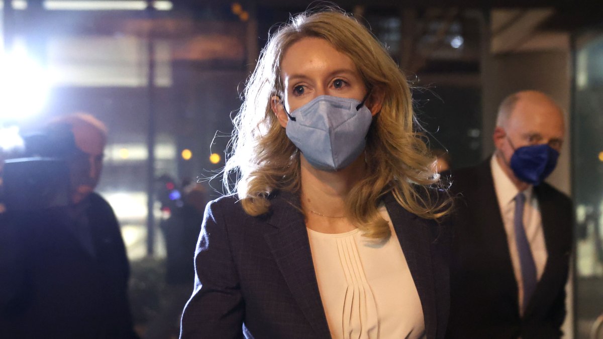 jurado delibera sobre papel de la exCEO de Theranos