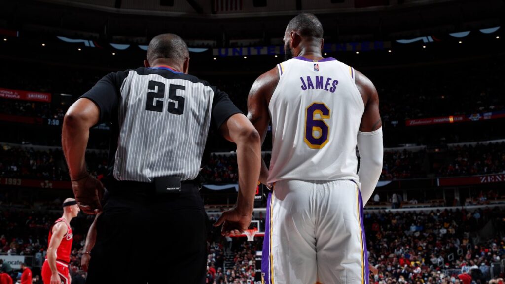 Lakers caen 115-110 ante los Bulls de Chicago