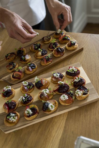 Tartaletas de ciruelas rojas.