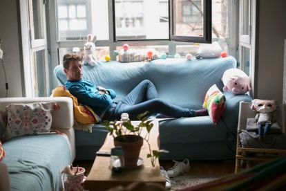 Francisco Naranjo, en su casa de Madrid, donde se ha confinado con su compañera de piso que está contagiada. 