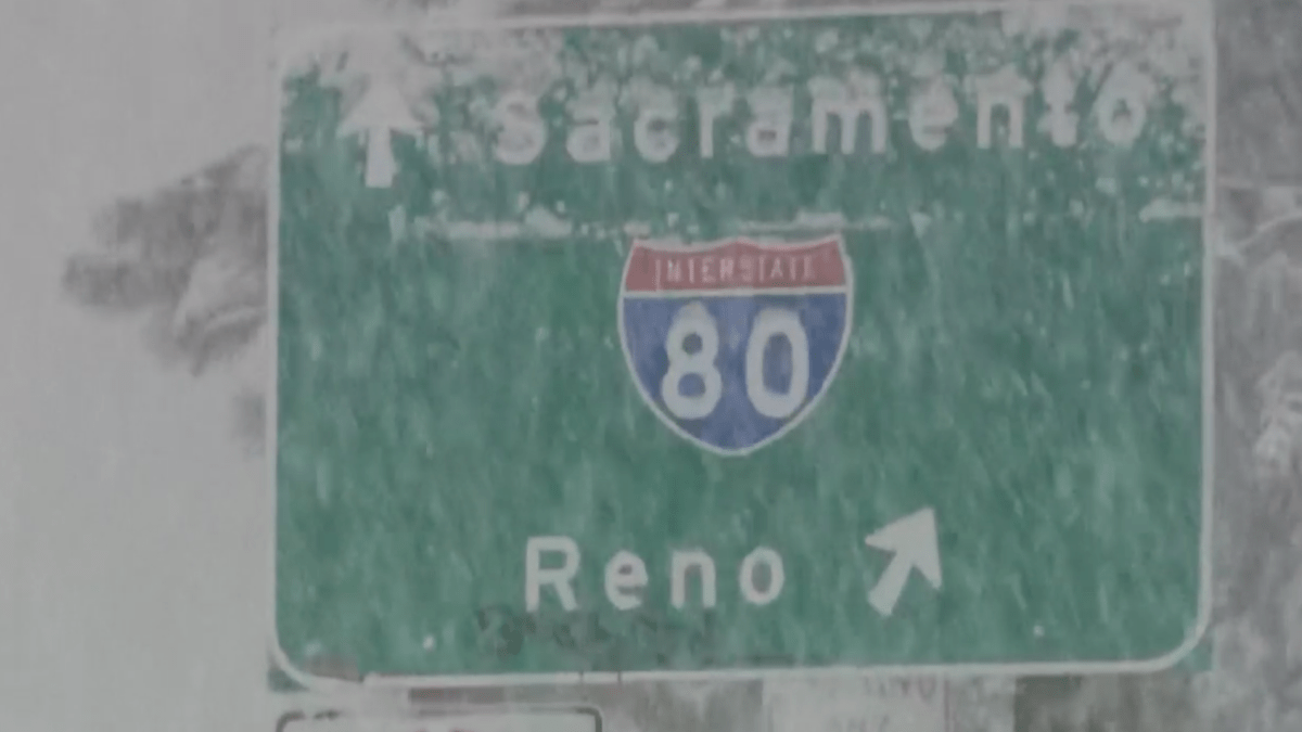 Una gran tormenta arroja nieve y cierra montañas en California y Nevada