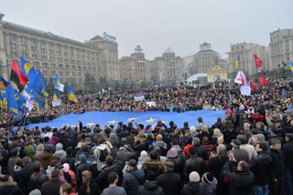 Miles de ucranios se manifiestan con la bandera de la UE en Kiev, en 2013, para pedir un acercamiento a Bruselas.