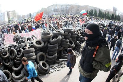 Separatistas prorrusos en una barricada en la ciudad de Donetsk, en abril de 2014.