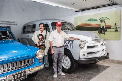 Roberto Escobar, hermano mayor del narcotraficante Pablo Escobar, posa en el garaje del museo dedicado a la memoria del extinto capo del cartel de Medellín. Diciembre de 2021.