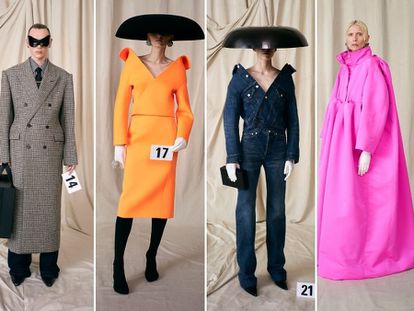 Cuatro 'looks' de Alta Costura de Balenciaga, en su presentación en París del 7 de julio de 2021.