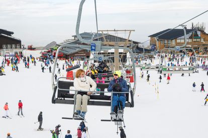 Esquiadores en la estación de Sierra Nevada (Granada), el día de Navidad.