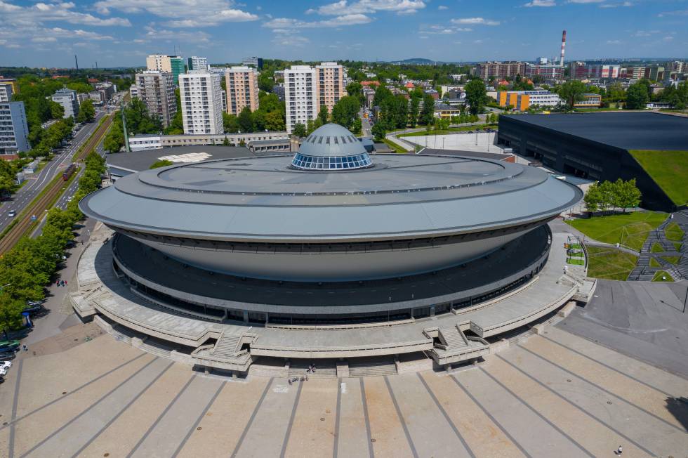 Foto aérea del complejo Spodek y, al fondo, la ciudad de Katowice, en la región polaca de Alta Silesia.