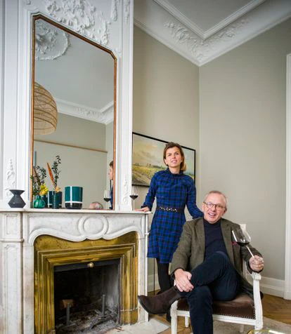 François Lévêque es uno de los cinco courtier (intermediarios) más respetados del centenar de ‘La Place’. Solo trabaja con grandes vinos. En la imagen junto a su hija Caroline Lévêque, quinta generación de la familia en el negocio, volcada en un sitio de internet que intermedia entre las bodegas y los mayoristas..