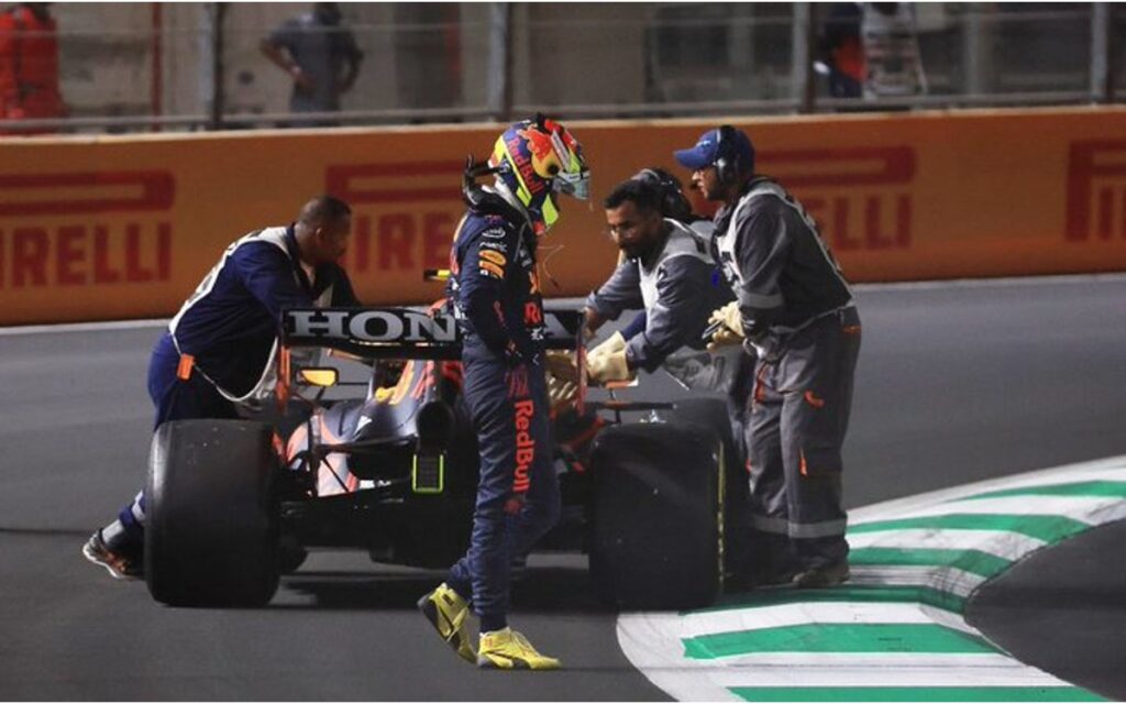 "Al final tampoco Charles (Leclerc) tenía mucho a dónde ir y fue una pena lo que sucedió": Sergio Pérez | Video