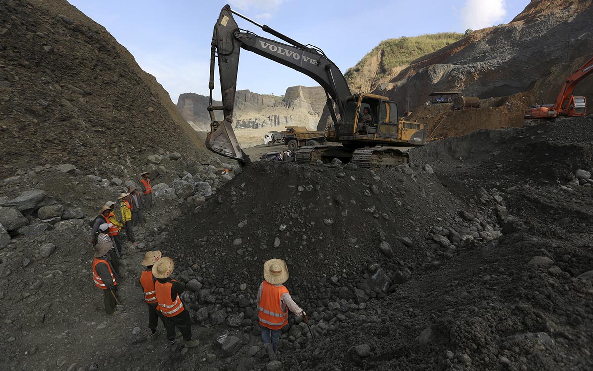 Al menos un muerto y más de 100 personas desaparecidas tras derrumbe de una mina en Myanmar