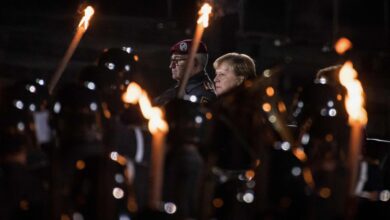 Alemania despide a Merkel con rosas rojas y a ritmo de la cantante punk Nina Hagen