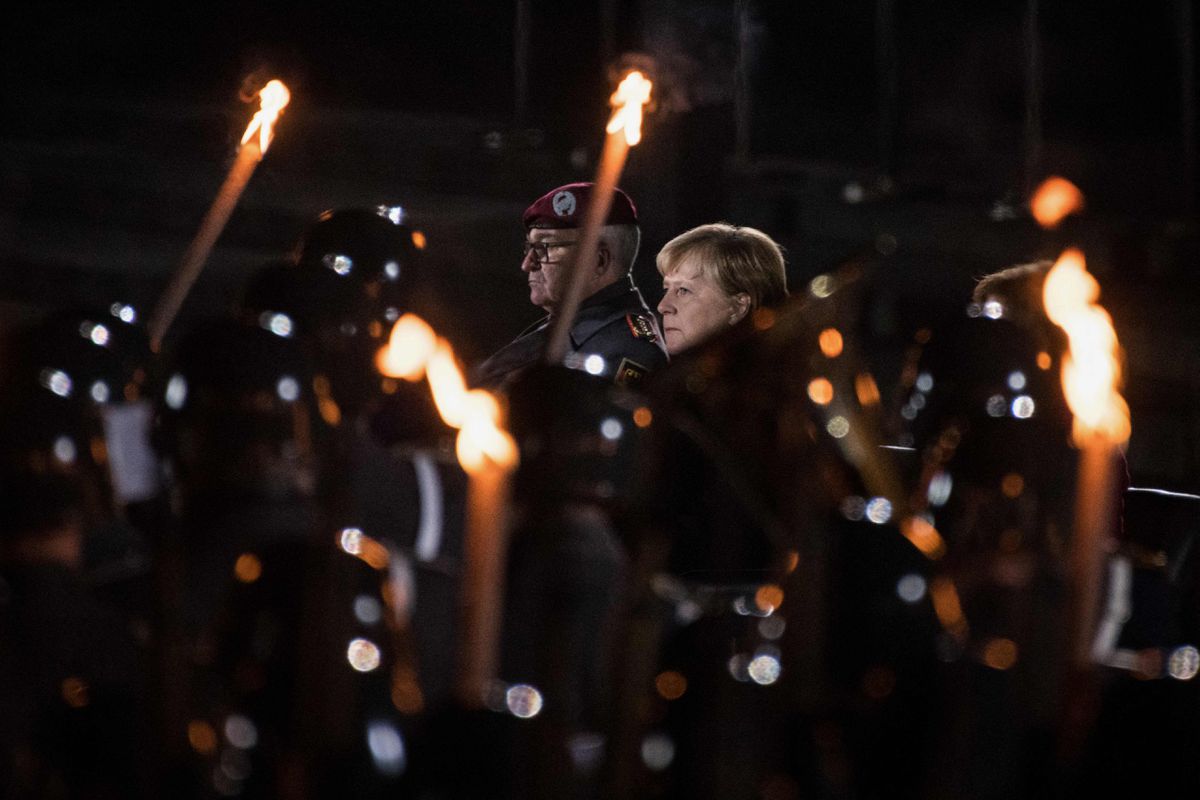 Alemania despide a Merkel con rosas rojas y a ritmo de la cantante punk Nina Hagen