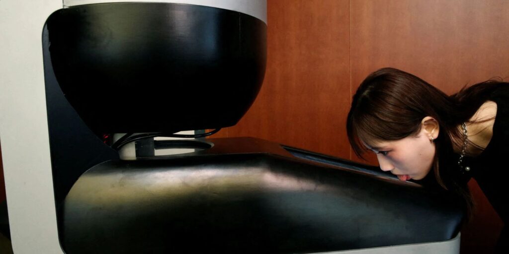 Alguien hizo un televisor que te permite probar la comida, en serio