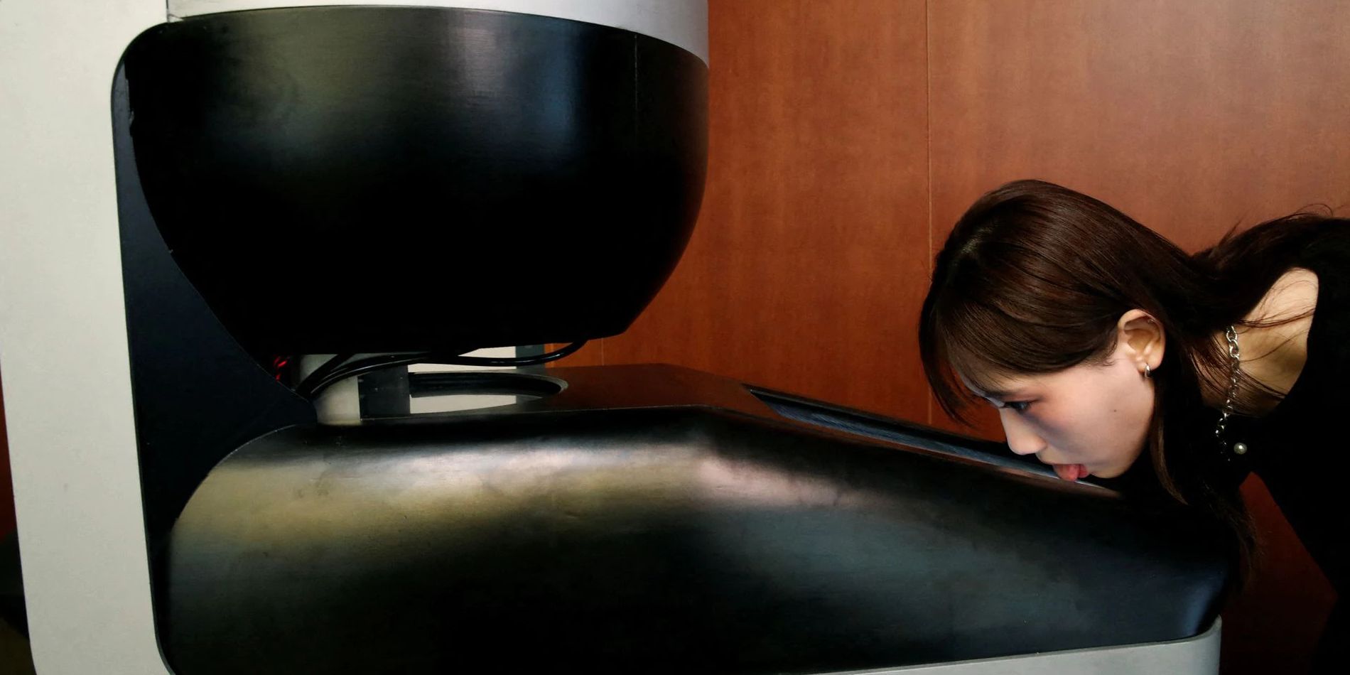 Alguien hizo un televisor que te permite probar la comida, en serio