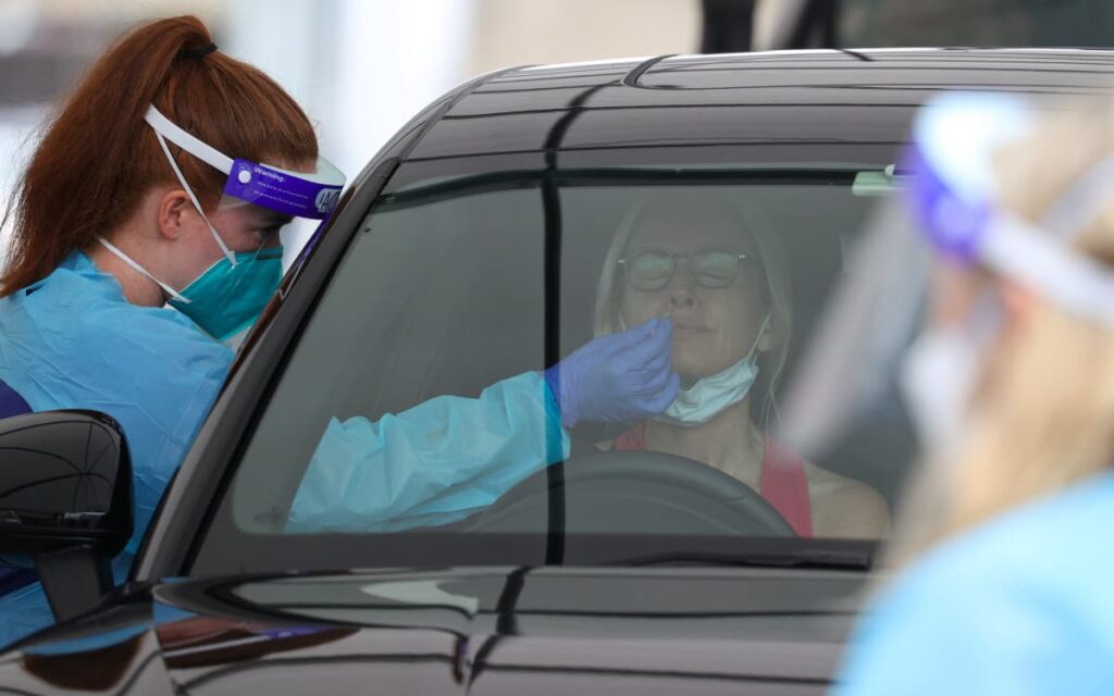 Australia confirma primer fallecido por ómicron; tenía problemas de salud crónicos