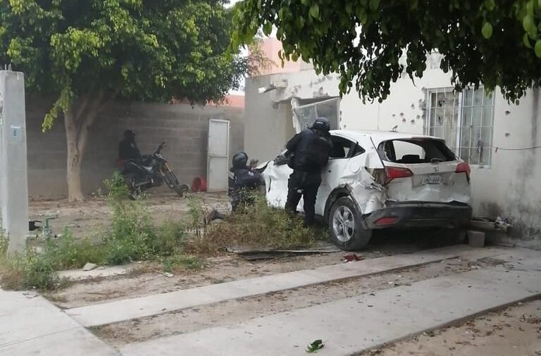 Balacera entre policías y delincuentes, abaten a 3 sujetos, decomisan armas y droga, hay 2 polis heridos