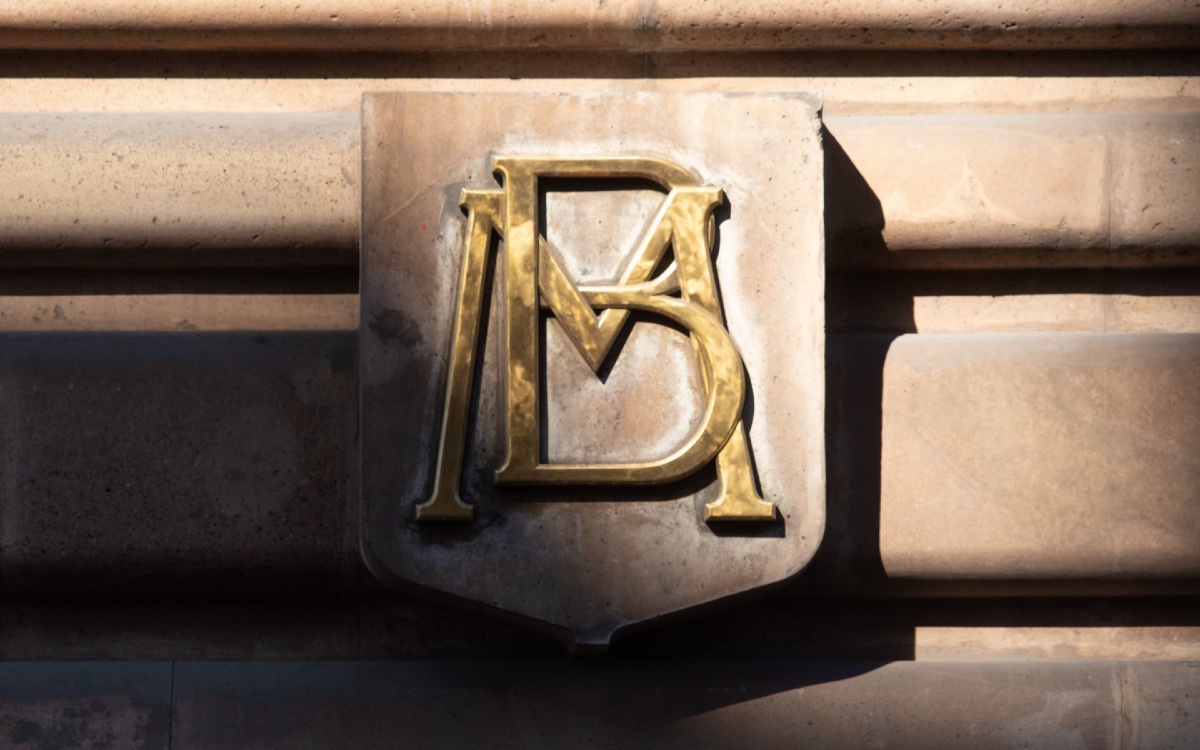 Peso mexicano y bolsa se fortalecen en antesala del anuncio de Banxico sobre su tasa de interés