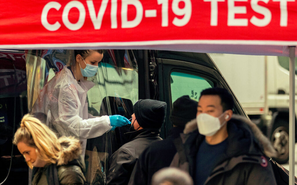 Casos ómicron se duplican en 1.5 a 3 días en áreas con diseminación local: OMS