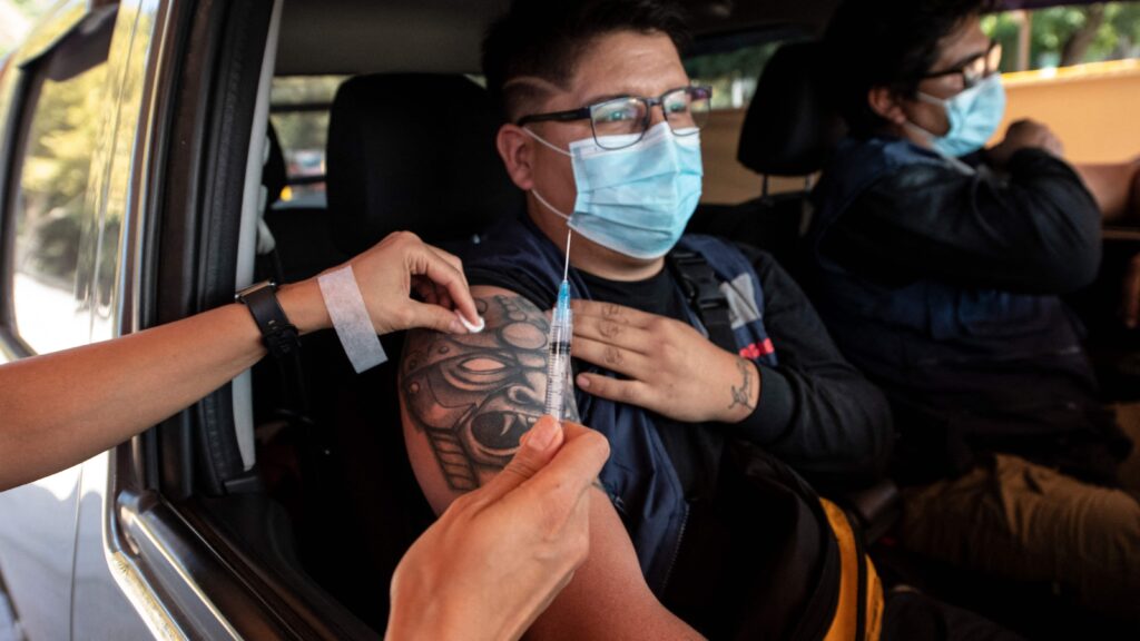 Chile anuncia la cuarta dosis de la vacuna y marca la pauta en una región desigualmente protegida frente a ómicron