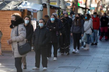 Colas de ciudadanos en la Plaza Mayor de Torrejón de Ardoz para recoger test de antígenos gratuitos.