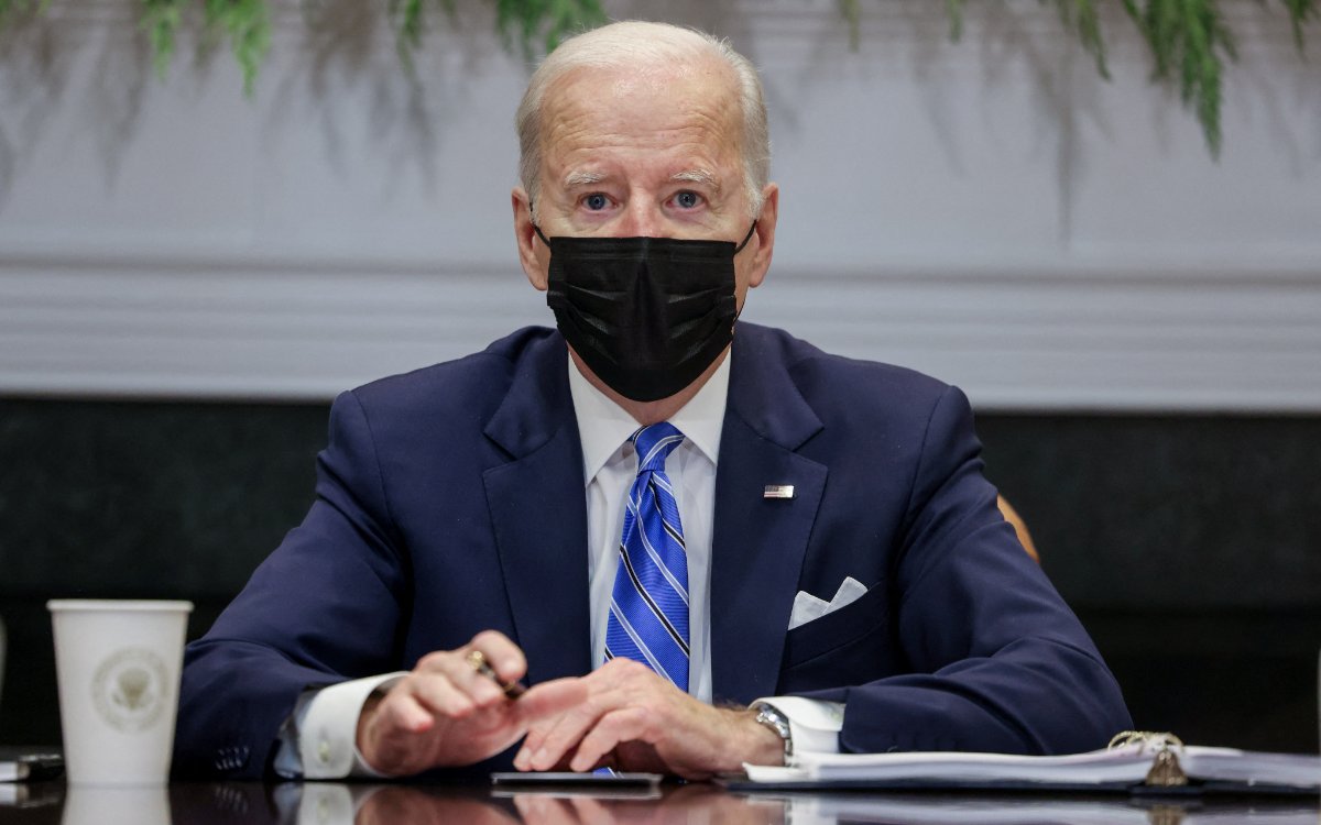 Contagios de ómicron aumentarán en EU ‘para los no vacunados’: Biden