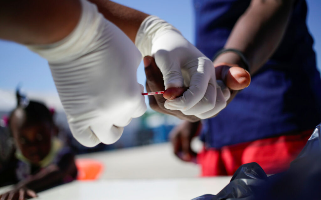 Covid-19 cobró un precio en la lucha contra el VIH, dice jefa de ONUSIDA