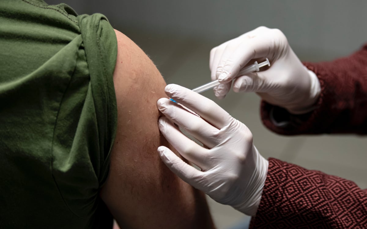 Covid: Hombre se vacuna 10 veces en un día en Nueva Zelanda; lo investigan