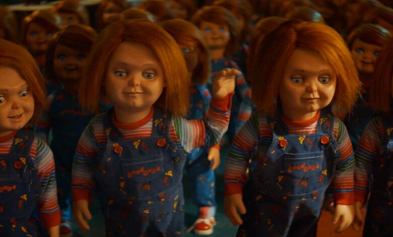 Creador de juegos de niños posa con un ejército de muñecas Chucky en la nueva imagen de BTS