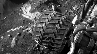 Curiosity Rover se toma un descanso de Marte explorando para mirar sus ruedas