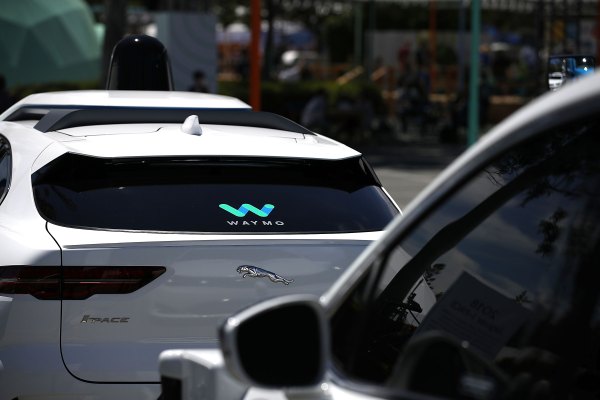 Daily Crunch: Waymo puede funcionar sin conductor en California