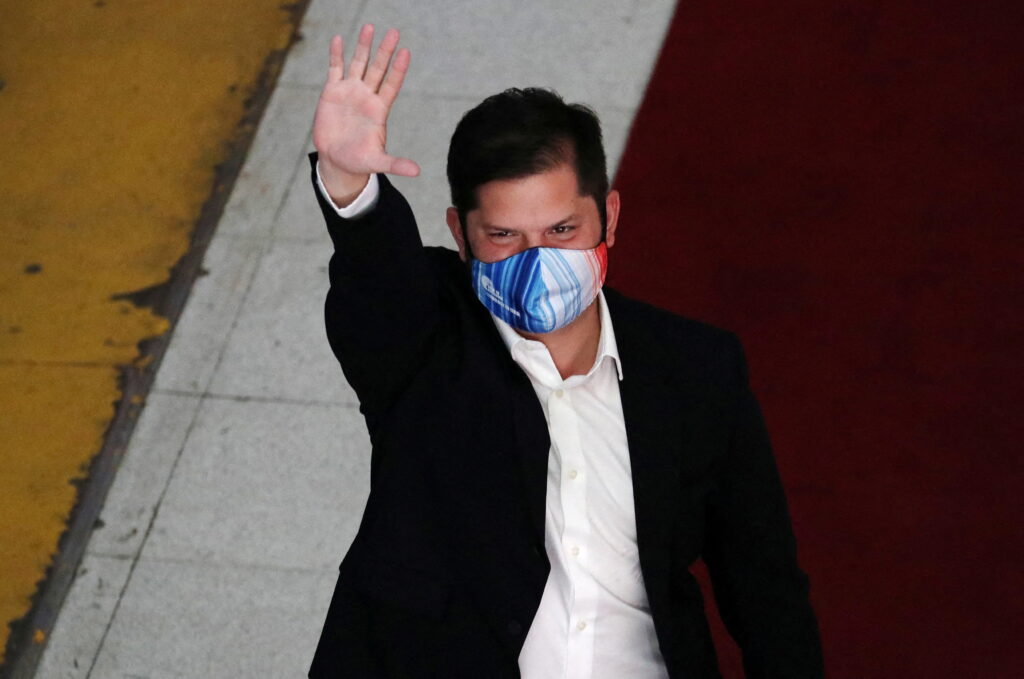 Decenas de intelectuales europeos apoyan al candidato chileno Boric ante “un peligro real de involución” si gana el derechista Kast