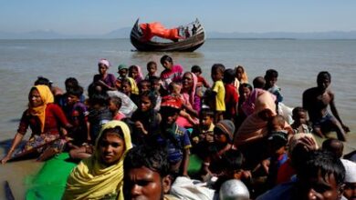 Refugiados rohinyás esperan a las autoridades migratorias en Bangladés, en noviembre de 2017.