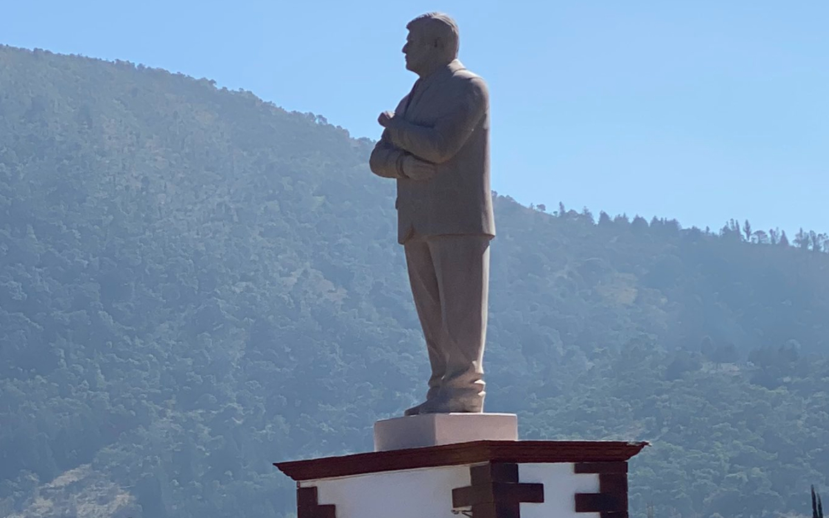 Develan estatua de AMLO ¡en Atlacomulco!