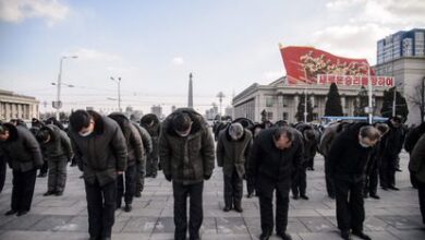 Ciudadanos norcoreanos se inclinan durante tres minutos de silencio ante los retratos de Kim Il Sung y Kim Jong Il en el décimo aniversario de la muerte de Kim Jong Il este viernes en Pyongyang