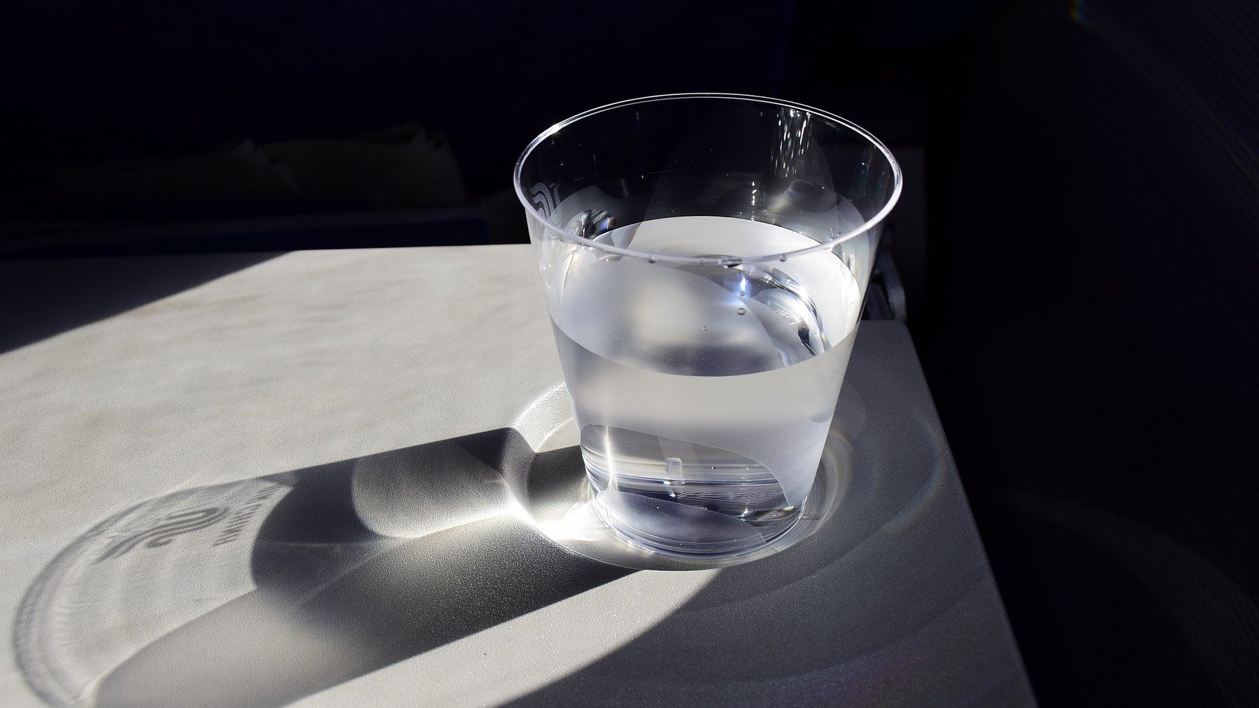 Dormir con un vaso de agua junto a la cama en verano es muy peligroso