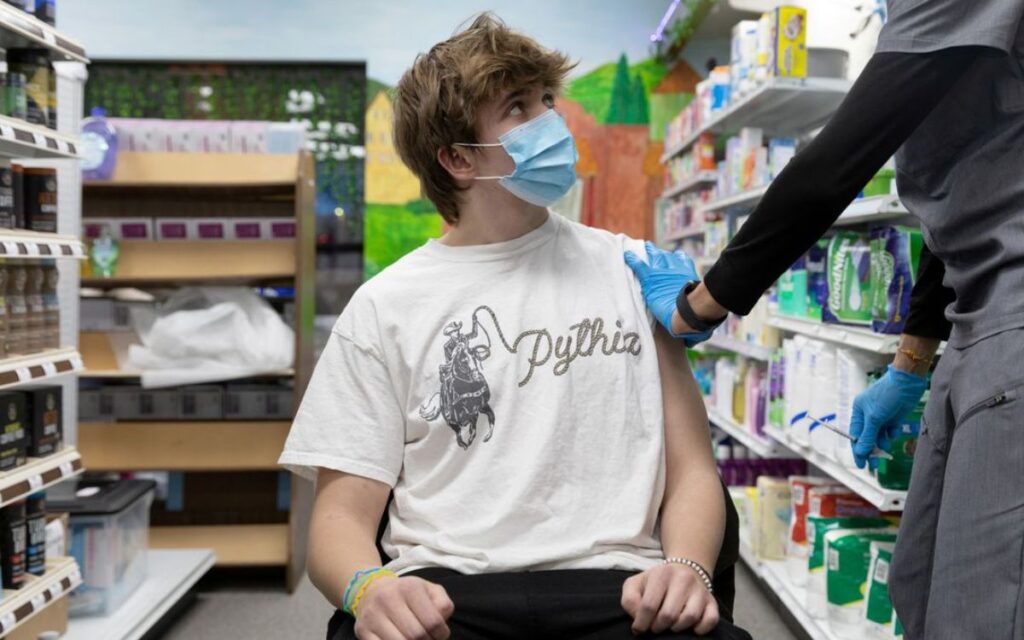 EU aprueba vacuna de refuerzo para jóvenes de 16 a 17 años