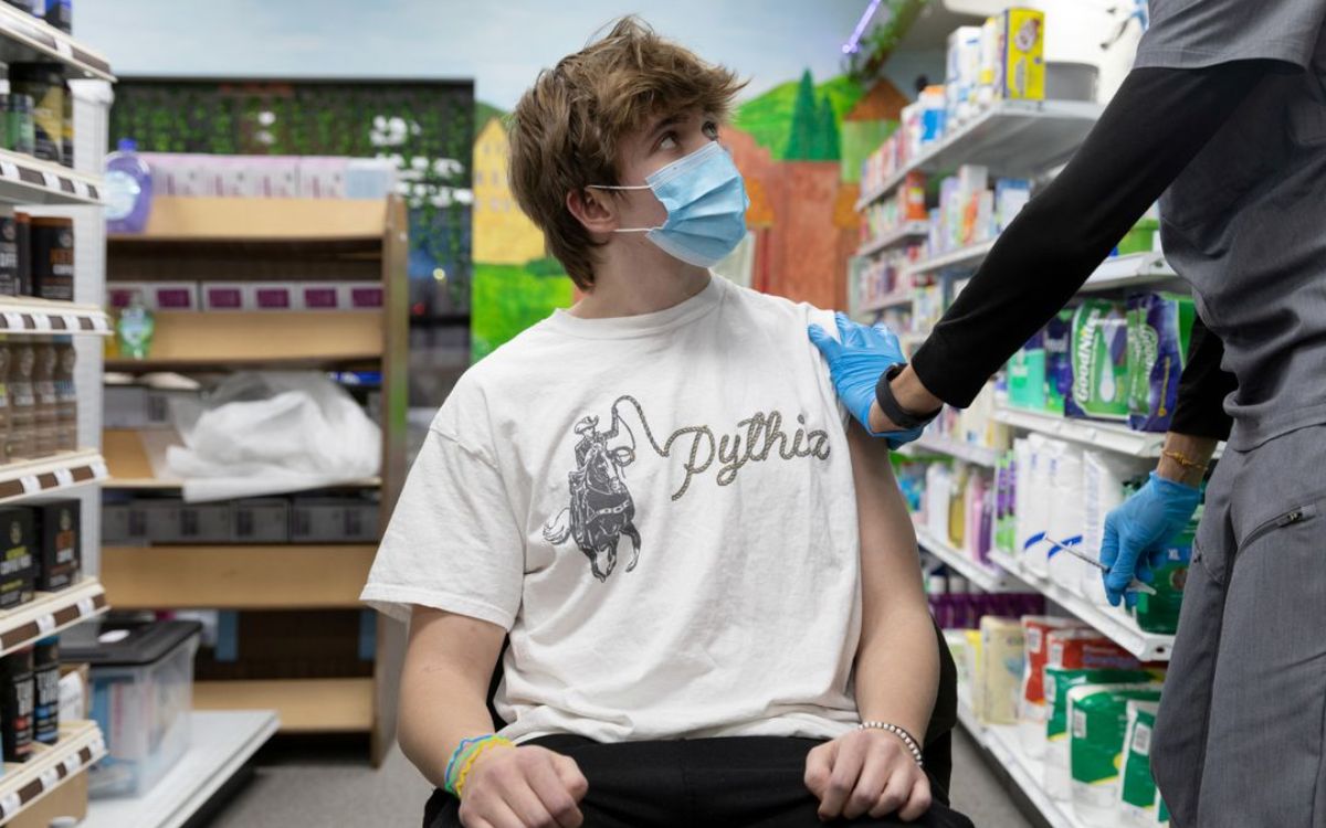 EU aprueba vacuna de refuerzo para jóvenes de 16 a 17 años