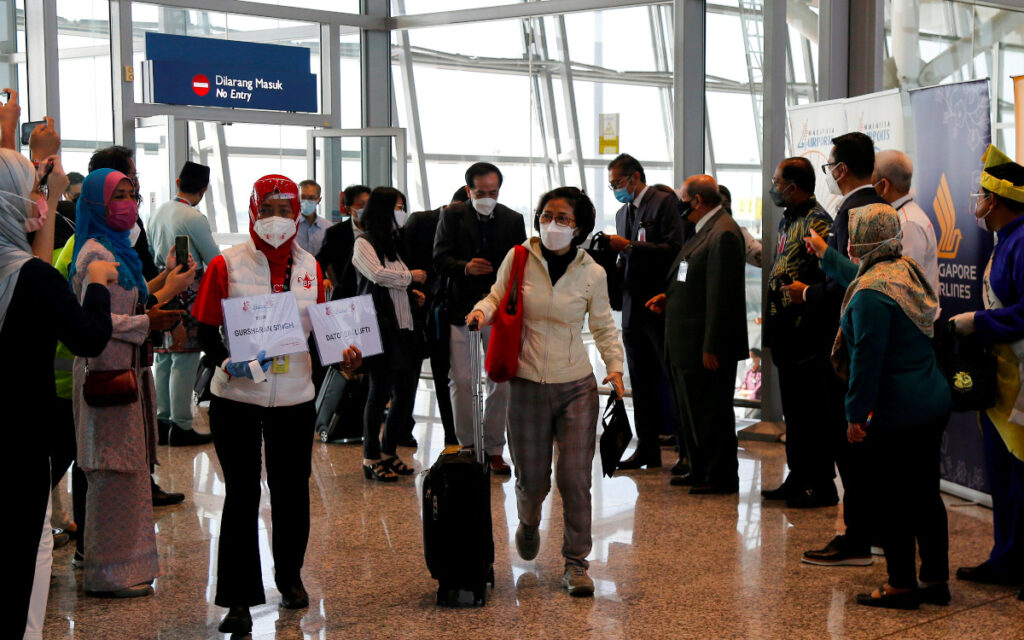 EU endurece reglas de viaje y más países aseguran sus fronteras para frenar a ómicron