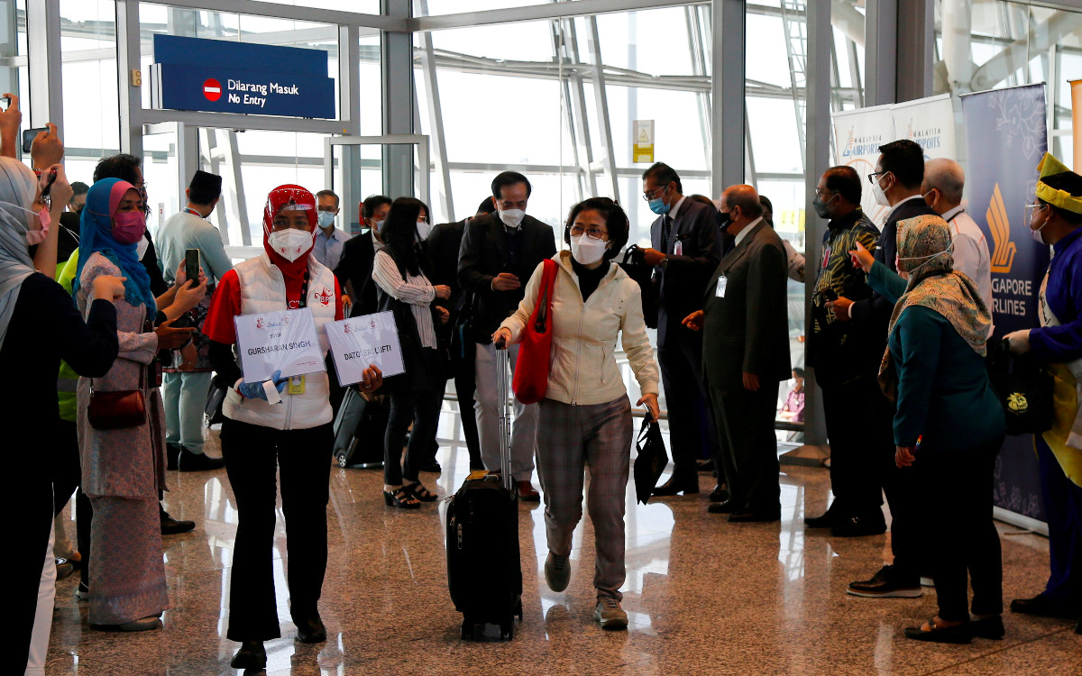 EU endurece reglas de viaje y más países aseguran sus fronteras para frenar a ómicron