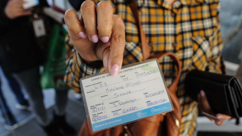 Ecuador anuncia que la vacunación contra el COVID-19 será obligatoria