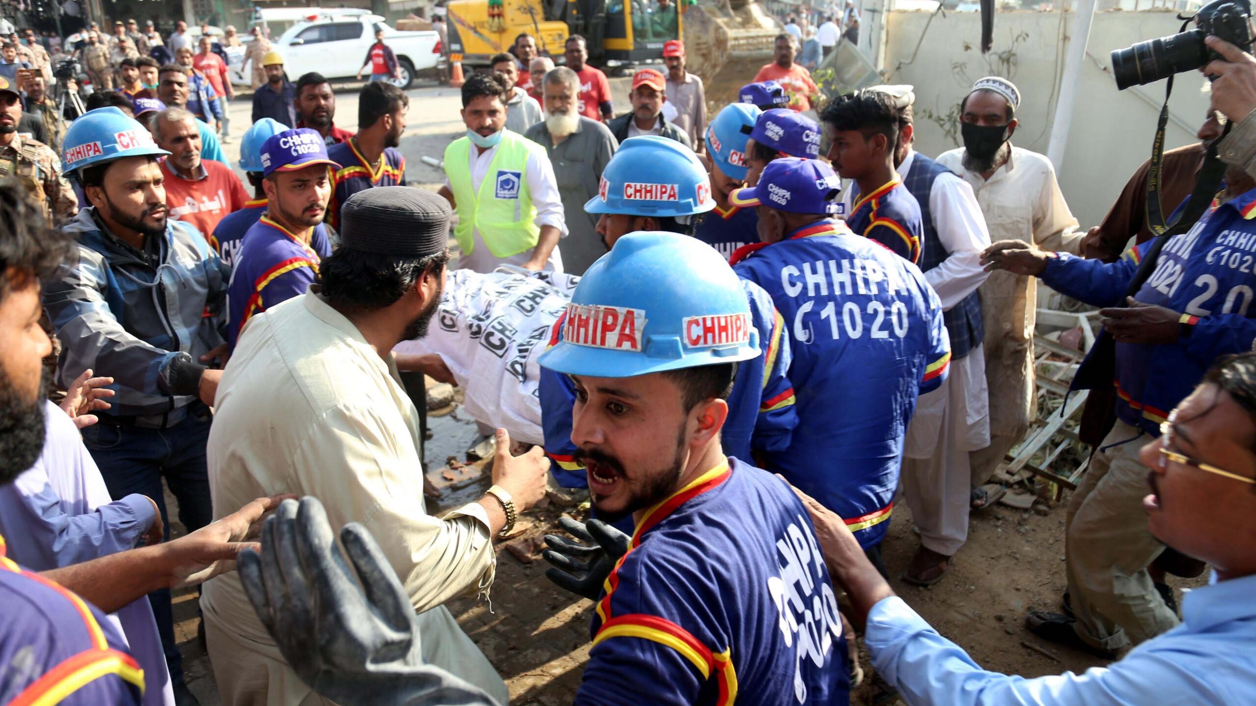 Edificio colapsa tras explosión de gas en alcantarillado en Pakistán: hay 10 muertos