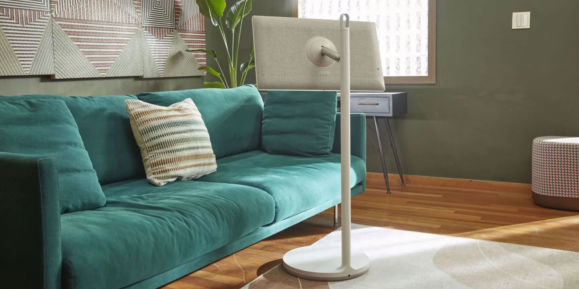 El 'StanbyME' de LG es un televisor a batería que puede rodar